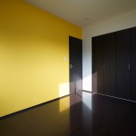 新築注文住宅洋室、黄色いクロスアクセント